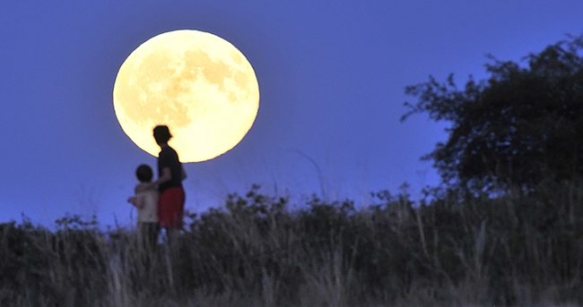 全球各地天文爱好者共赏“蓝月亮”