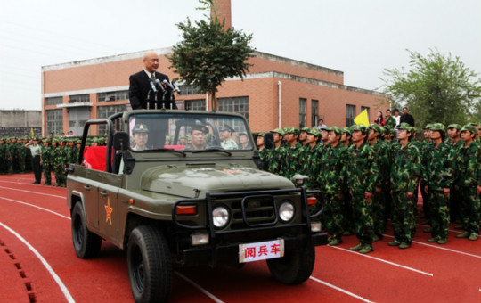 校长爱阅兵,远非山寨那么简单|自由谈_凤凰评论