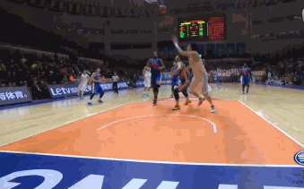 篮球风云  不过接下来两节,周琦被欺负的够呛,哈达迪在内线连着暴扣.