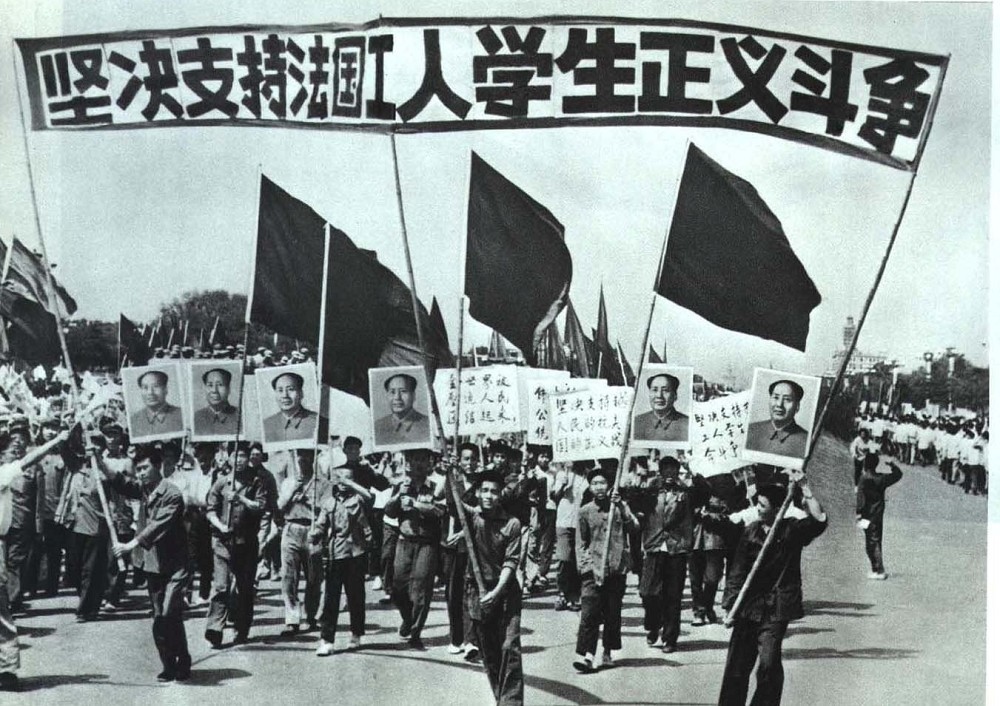 1968年5月，当“五月风暴”发展到最高潮时，中国《人民日报》几乎每天都有相关报道，整个“红五月”内竟多达60余篇报道、评论、社论和40余幅照片、宣传画和运动示意图，高度赞扬法国学生、工人的斗争是“巴黎公社革命的继续”，是“第二次世界大战以来最伟大的人民运动”。图为1968年中国工农兵学游行支持法国学生运动。