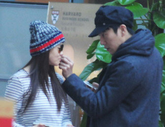 伊能静与未婚夫秦昊机场秀恩爱