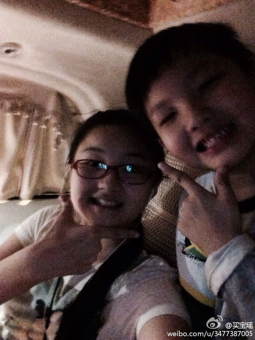 孙楠大女儿买宝瑶晒生活照 长相酷似爸爸