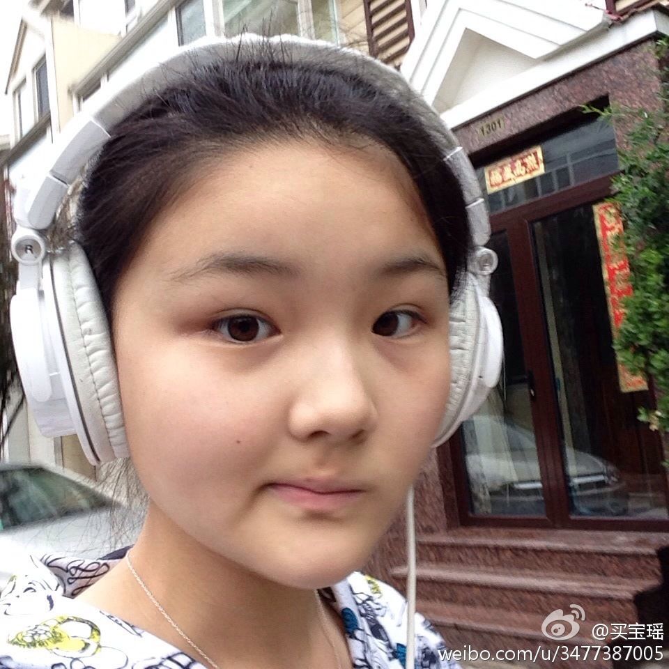 孙楠大女儿买宝瑶晒生活照 长相酷似爸爸