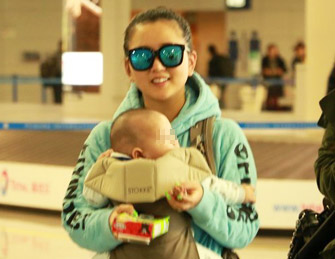 何洁抱儿子现身 粉丝簇拥合影