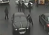 实拍劳斯莱斯车主逆行被拦叫人围殴交警