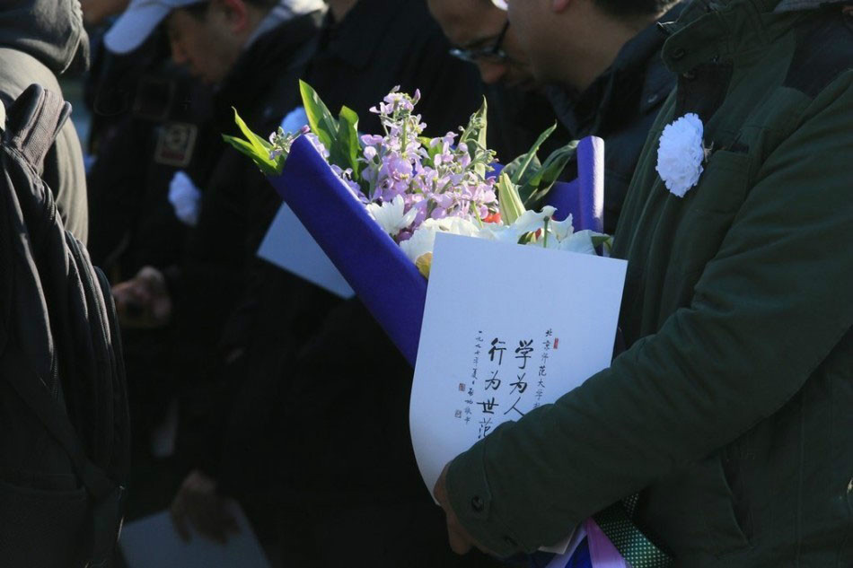 "布鞋院士"李小文追悼会 图为前来吊唁的人.