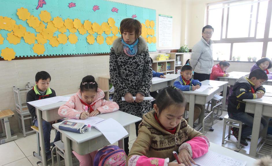 高清:重庆一小学期末考试邀请家长参与监考-中