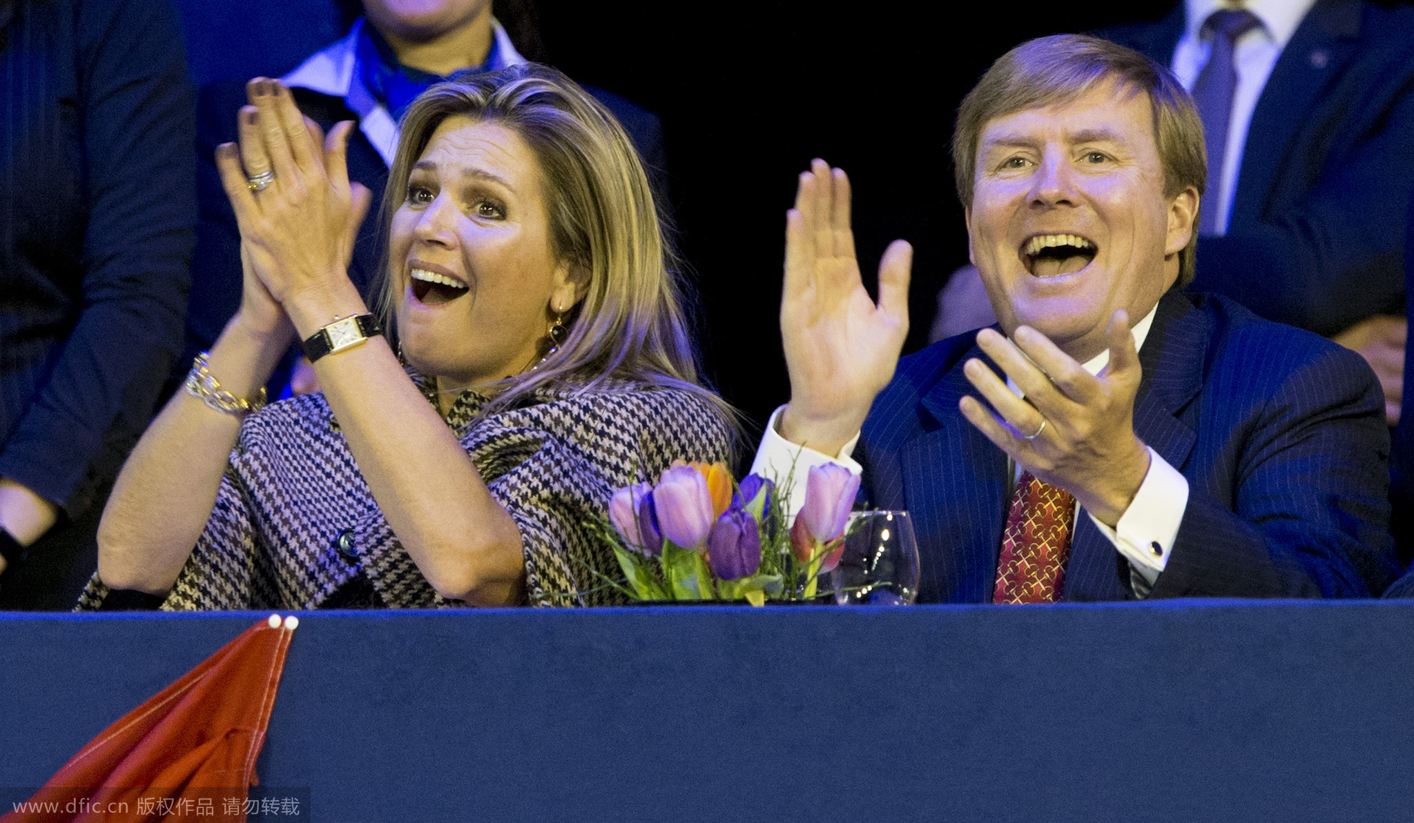 荷兰国王夫妇表情神同步 幸福情景令人艳羡