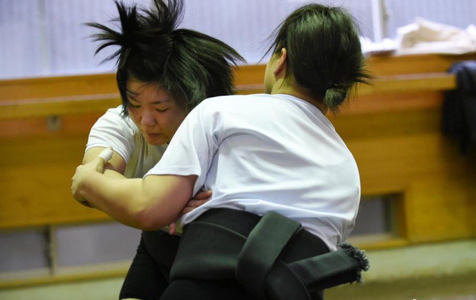 日本女子相扑走红 实拍男女相扑劲爆对抗 图为两位女相扑手在训练.