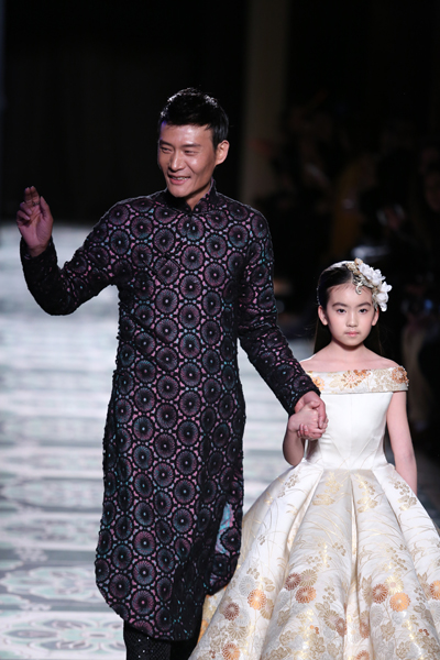 中国九岁女孩绣球巴黎高定时装周 T台走秀 气