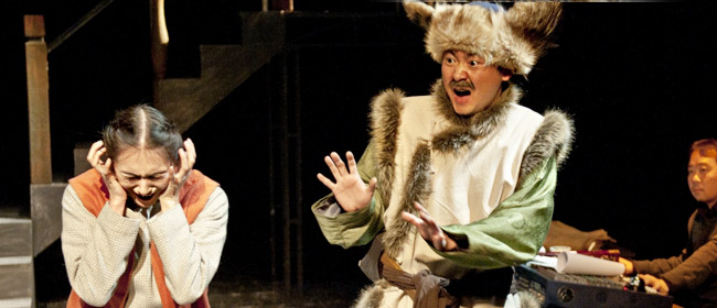 北京人艺小剧场热演《反串》 用历史“反串”现实