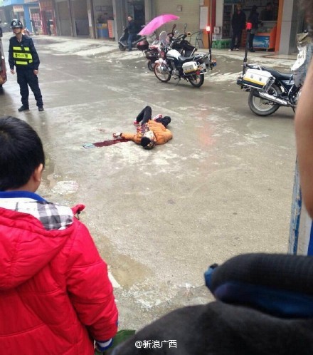 广西:男子被捅伤倒地 肠子外露