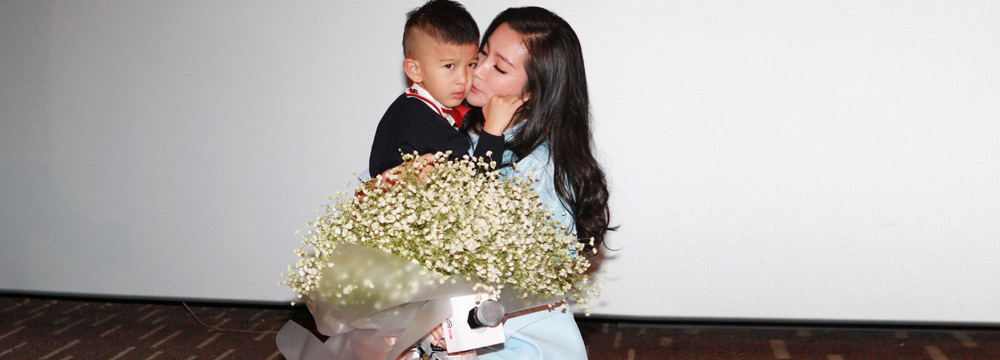 李冰冰包场请亲友看片 抱外甥玩亲亲母爱爆棚 