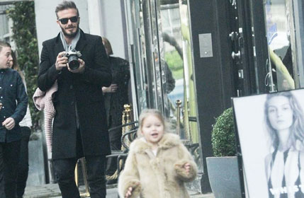 贝克汉姆带“小七”街拍尽显父爱