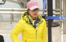 60岁刘晓庆现身机场 少女装扮显嫩