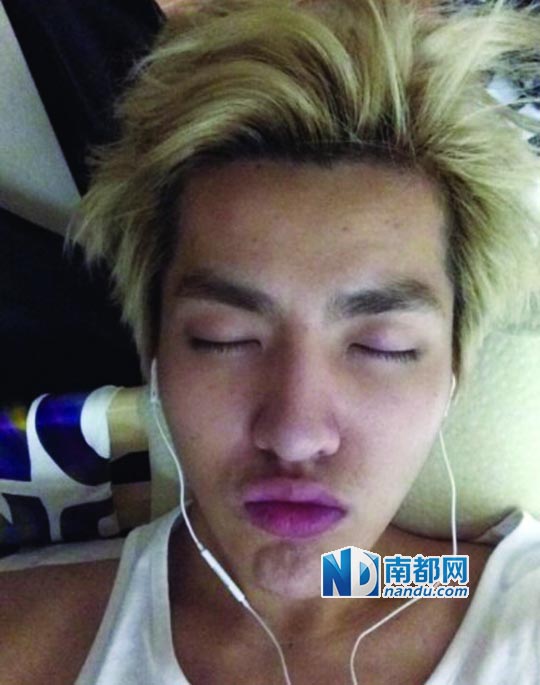 吴亦凡半裸私照外泄 撅嘴卖萌背露纹身