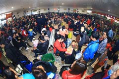 各地迎来节后返程高峰