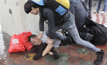 劫匪抢手机被市民按倒在地
