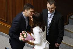 妇女节前 乌克兰议会用鲜花代替打斗