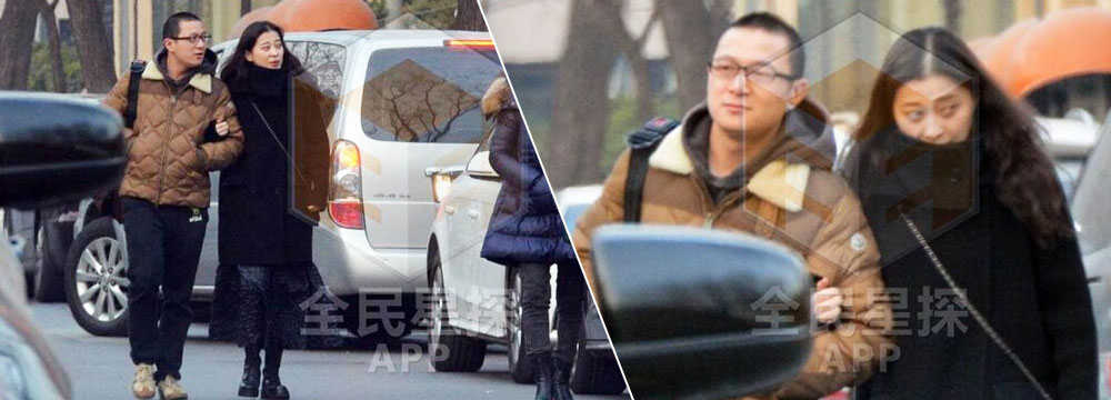 梅婷夫妇外出与友聚餐 紧挽老公显恩爱
