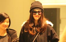 唐嫣凌晨出机场 红唇抢眼