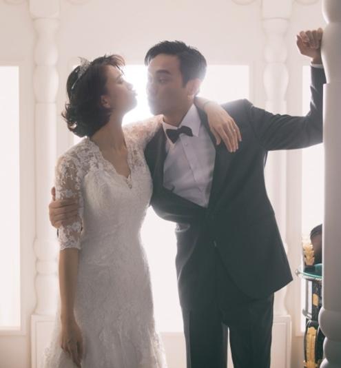 张智霖袁咏仪婚纱照 近日,有网友在微博晒出一组张智霖,袁咏仪最新
