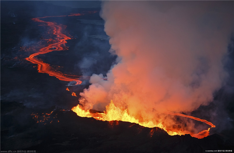 以色列摄影师拍摄的冰岛火山冰川 图为喷薄而出的熔岩.