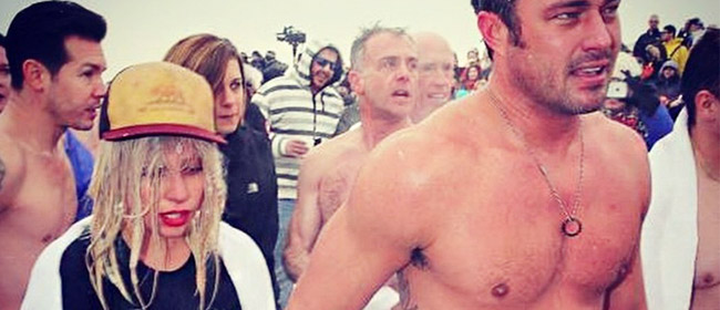 Lady GagaGaga与未婚夫冰河嬉戏 被赞单纯没心计