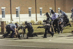 美国两警察遭枪击