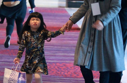 姐姐外出不开心 撅嘴求安慰