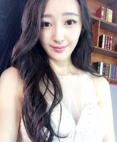 17岁艺考女神走红 因太美考生拒与其同场