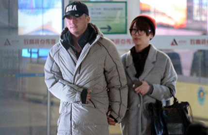 吴京谢楠度假归来 十指相扣出机场 