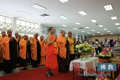 2015年3月22日，受泰国国际宗教文化部的邀请，深圳弘法寺88位法师在曼谷医院为住院治疗的泰国国王普密蓬•阿杜德举行了隆重的祈福法会。（图片来源：凤凰佛教 摄影：林恩）