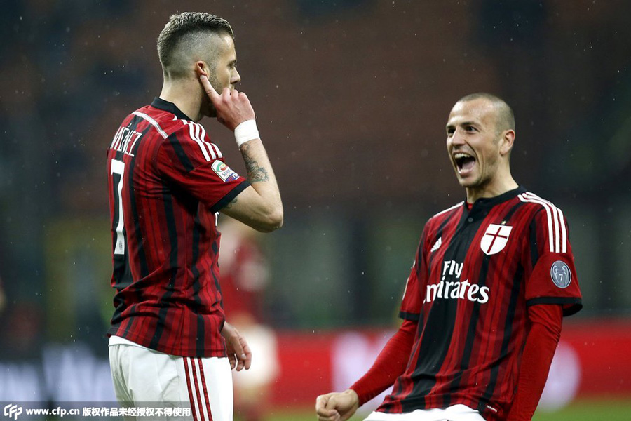 AC米兰死忠球迷罢赛 南看台现巨幅标语GAM