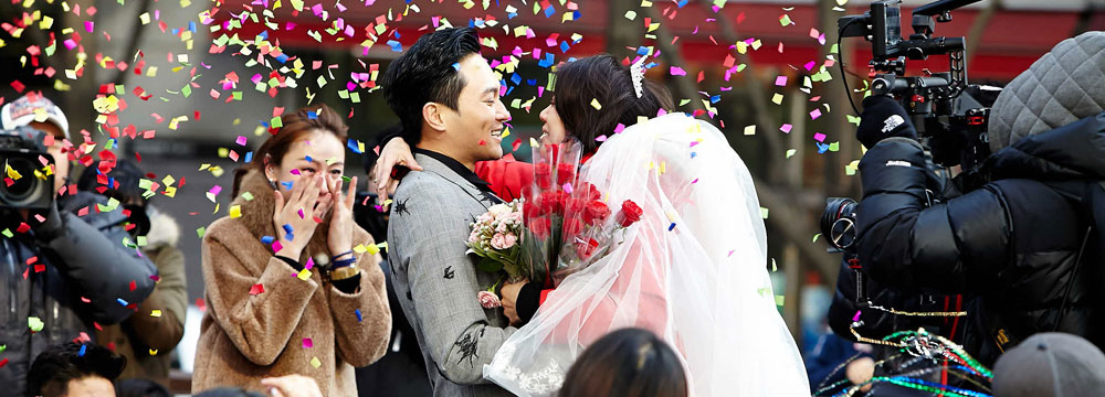 张智霖首尔街头上演浪漫求婚 袁咏仪感动落泪