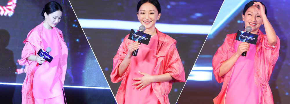  周迅身穿宽松裙亮相 手摸小腹“孕味”十足 