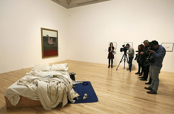 —她便是英国当代女性艺术家翠西·艾敏(tracey emin)