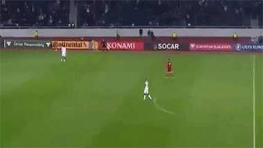 在拜仁的时候诺伊尔也时常出现在中场为队友们加油鼓劲.