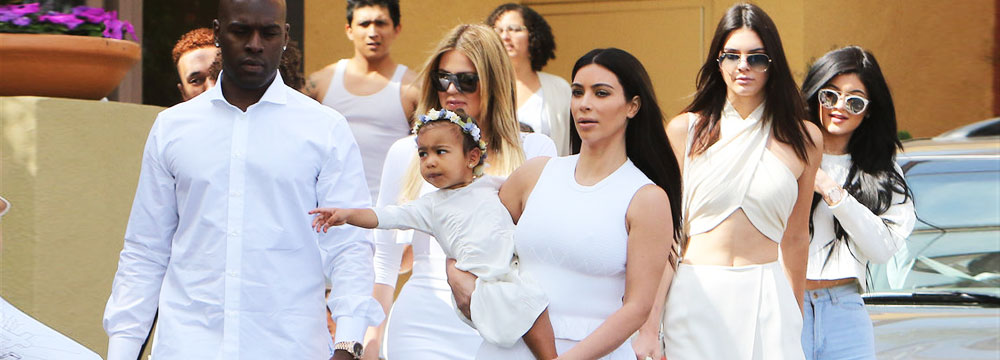 卡戴珊全家穿白衣浩浩荡荡过复活节 “西北妹”戴花环抢镜