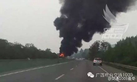 桂林到南宁高速大巴起火自燃 消防车被堵(图)