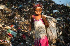 生活在垃圾场的家庭