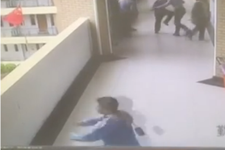 实拍：五年级男生不满老师分组 冲出教室从4楼跳下