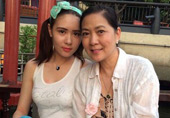 沈丹萍与混血女儿出游 