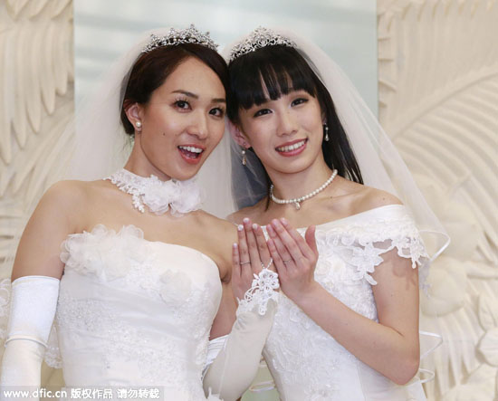 日本两位<em>同性女艺人</em>结婚 穿婚纱泪洒现场 - 情