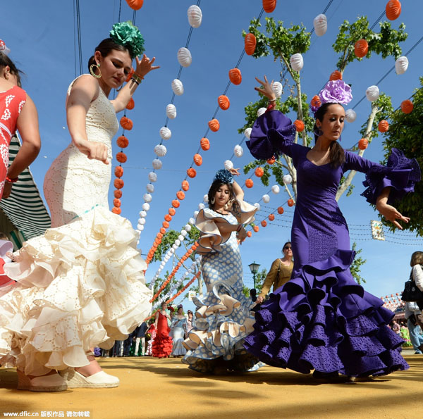 西班牙节日女性着装抢眼