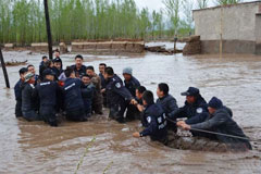 新疆：暴雨引发洪水 警方拉绳救人