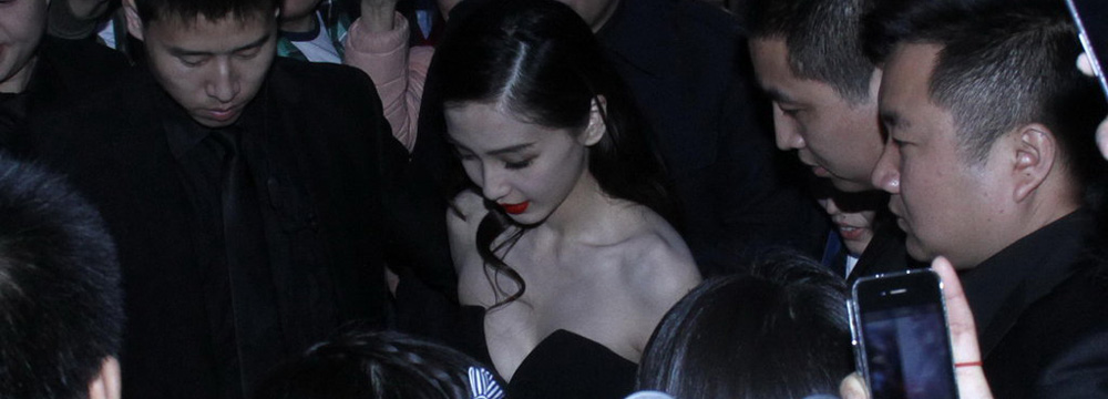 Angelababy抹胸裙现身性感惹眼