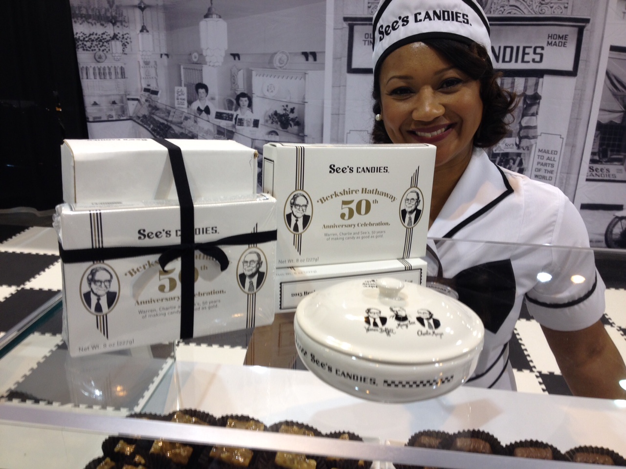 哪本书比巴菲特写的还卖得火？走进股神商品博览会_凤凰财经