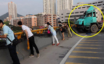 30吨重货柜车坠下15米高架桥 车头留桥上