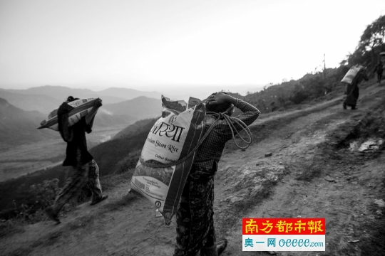中国商人筹40万元送粮进尼泊尔地震重灾区(图